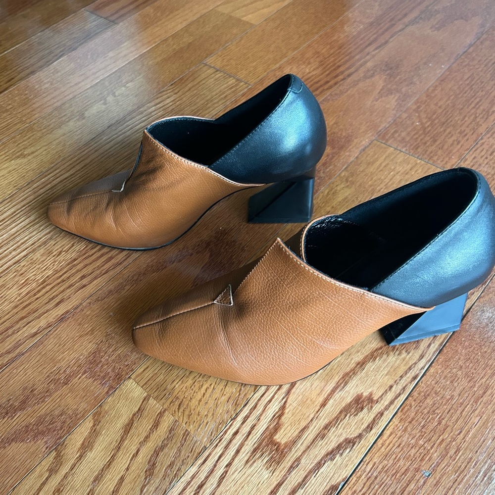 Vero Cuoio Black and Brown Heels with Classic Slip-On Design